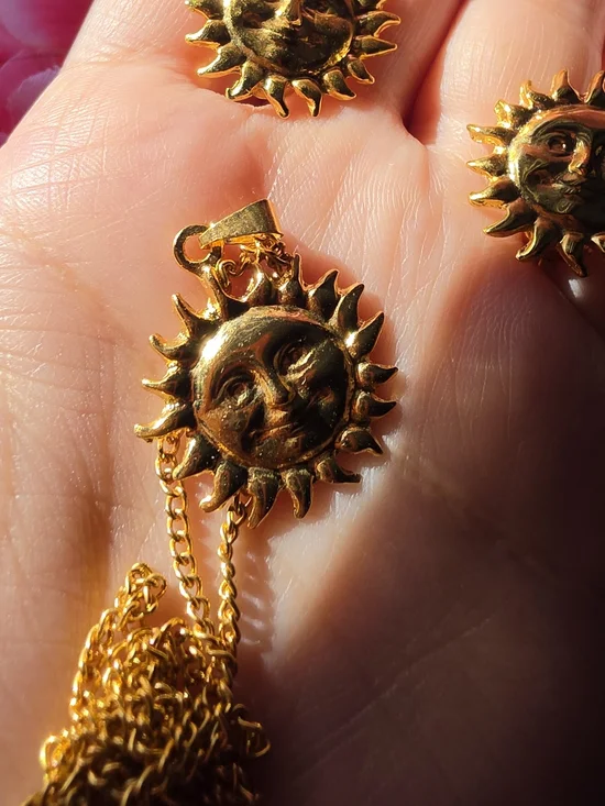 Whimsical 90s Gold Sun Face Pendant Necklace and Clip-ins Earring Set - Picture 5 of 11